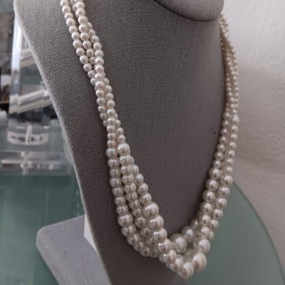 VERA WANG Romantic White Pearl Triple Strand Layered Collar Necklace - Picture 4 of 6